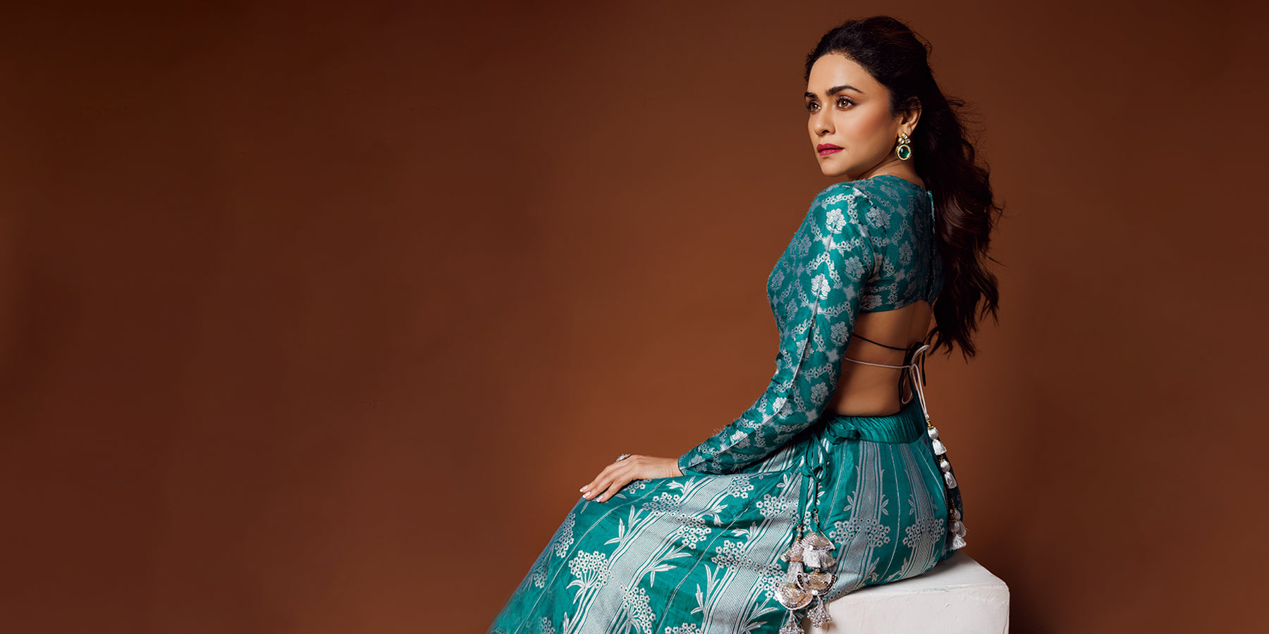 files/Amruta-khanvikar-1800-x-900.png